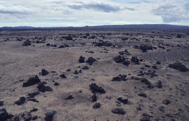 月面の様な風景が広がる・アイスランドのアスキャ火山周辺