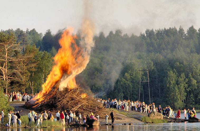 フィンランド・夏至祭のかがり火（コッコ）