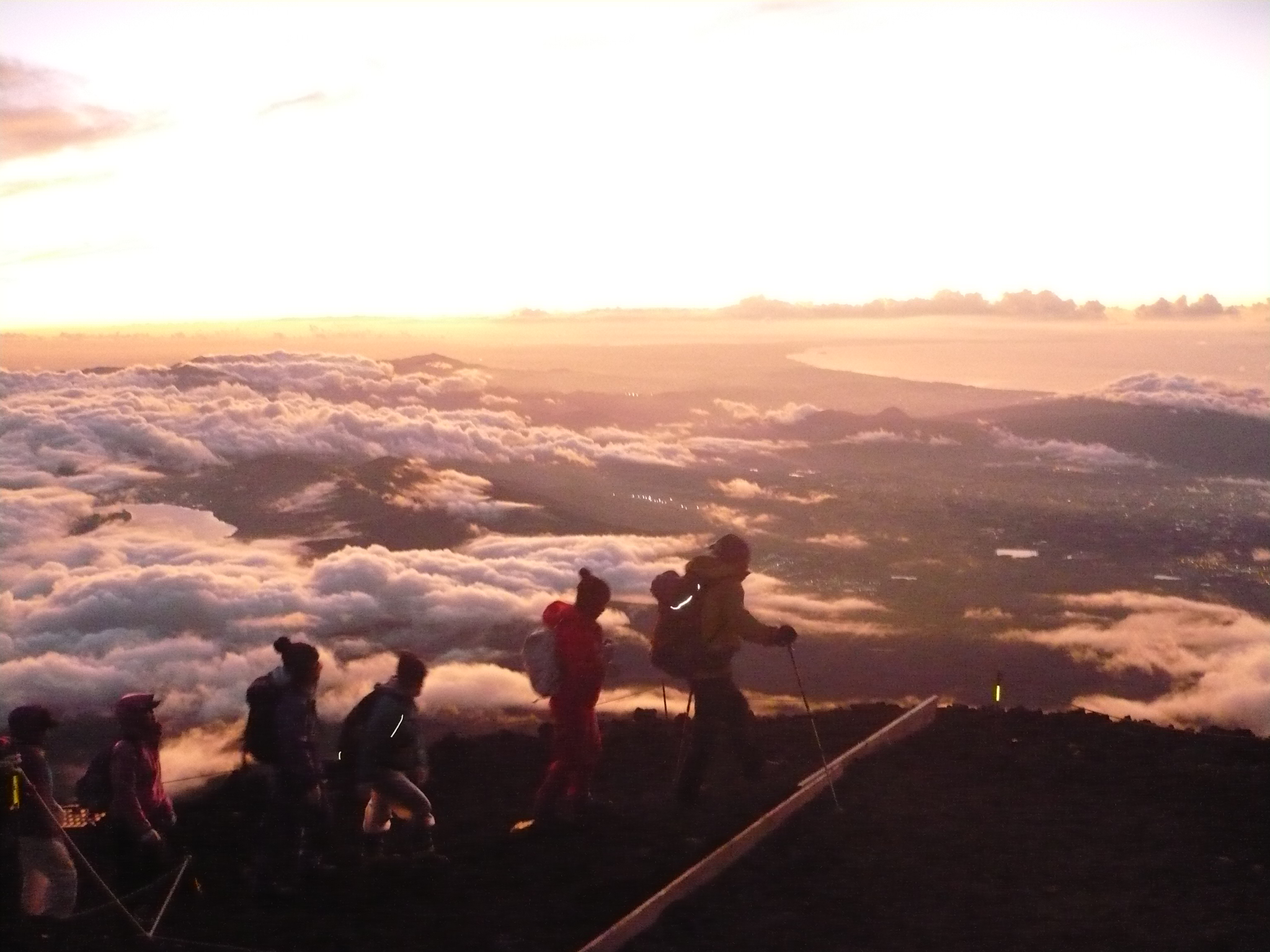 朝焼けの中、富士山を登る