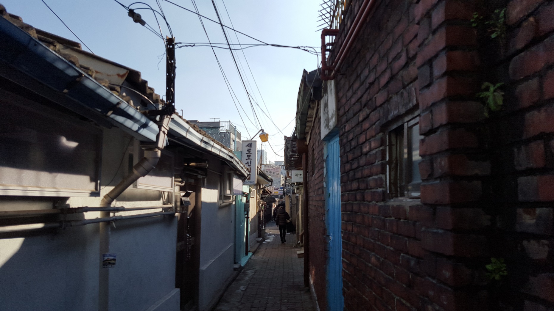 近代的な都市に今も残るソウルの路地裏