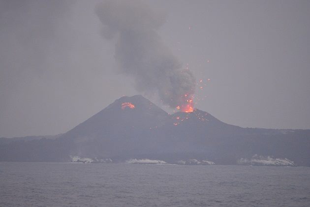 奇跡の１枚「西ノ島噴火の写真」