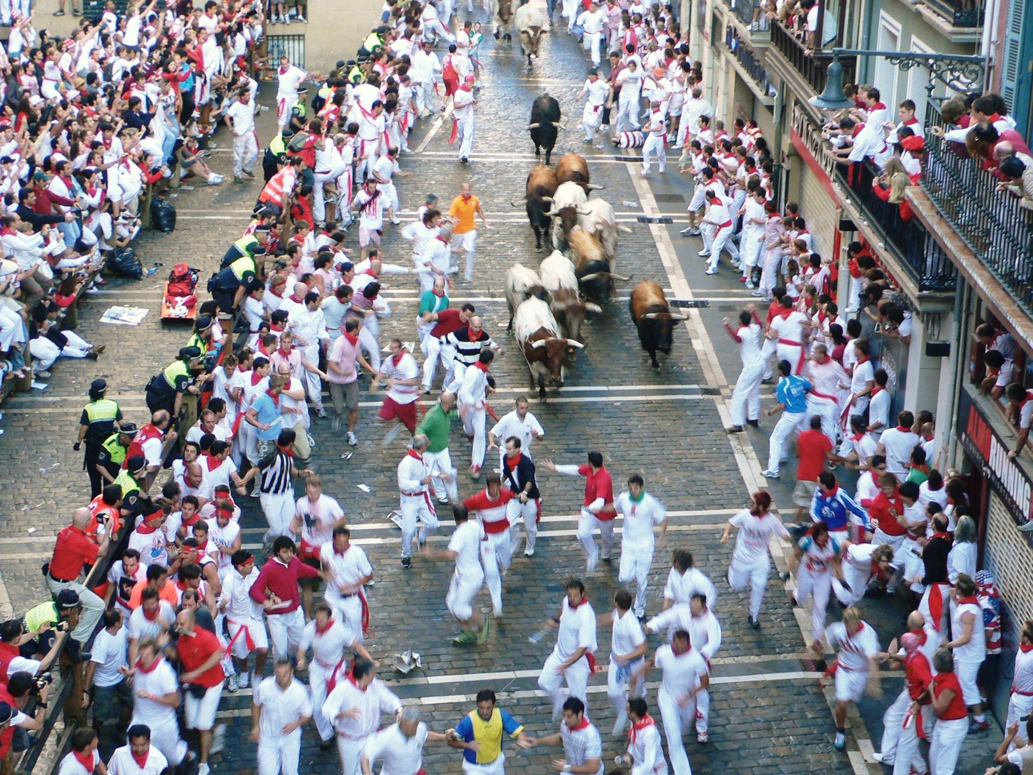 牛追い祭り（パンプローナ）