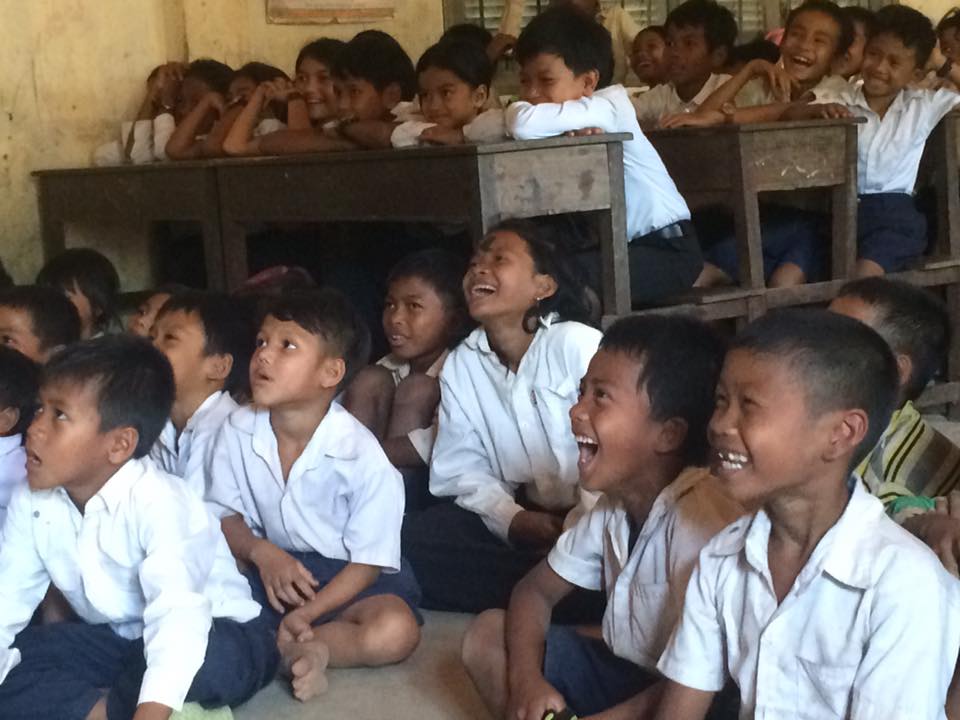 カンボジアの村の子どもたちに映画を届けるスタディツアー