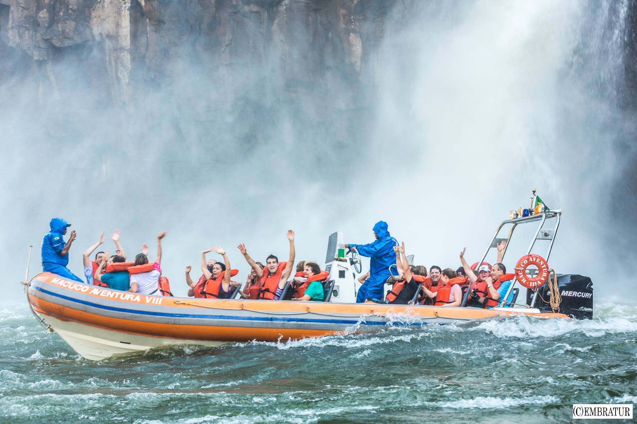ブラジルの王道アクティビティ『イグアスの滝のボートツアー』