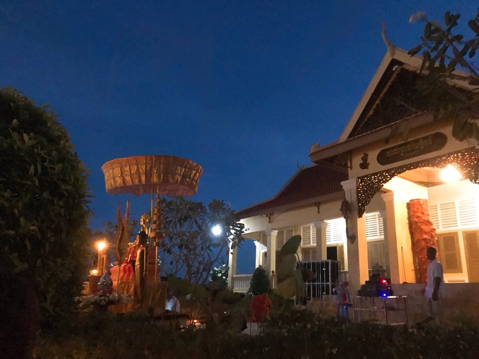 カンボジアの寺院で年越し
