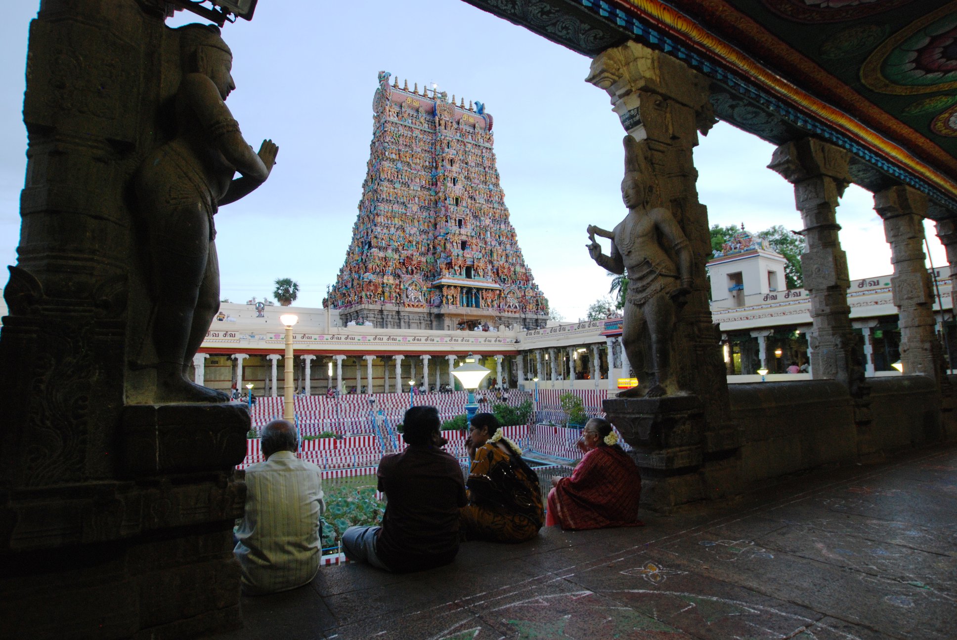 南インドを代表するドラビダ様式のヒンドゥー教寺院「ミナクシ」